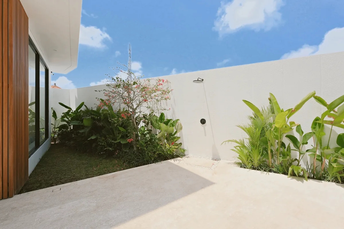Pool & garden · Outdoor shower