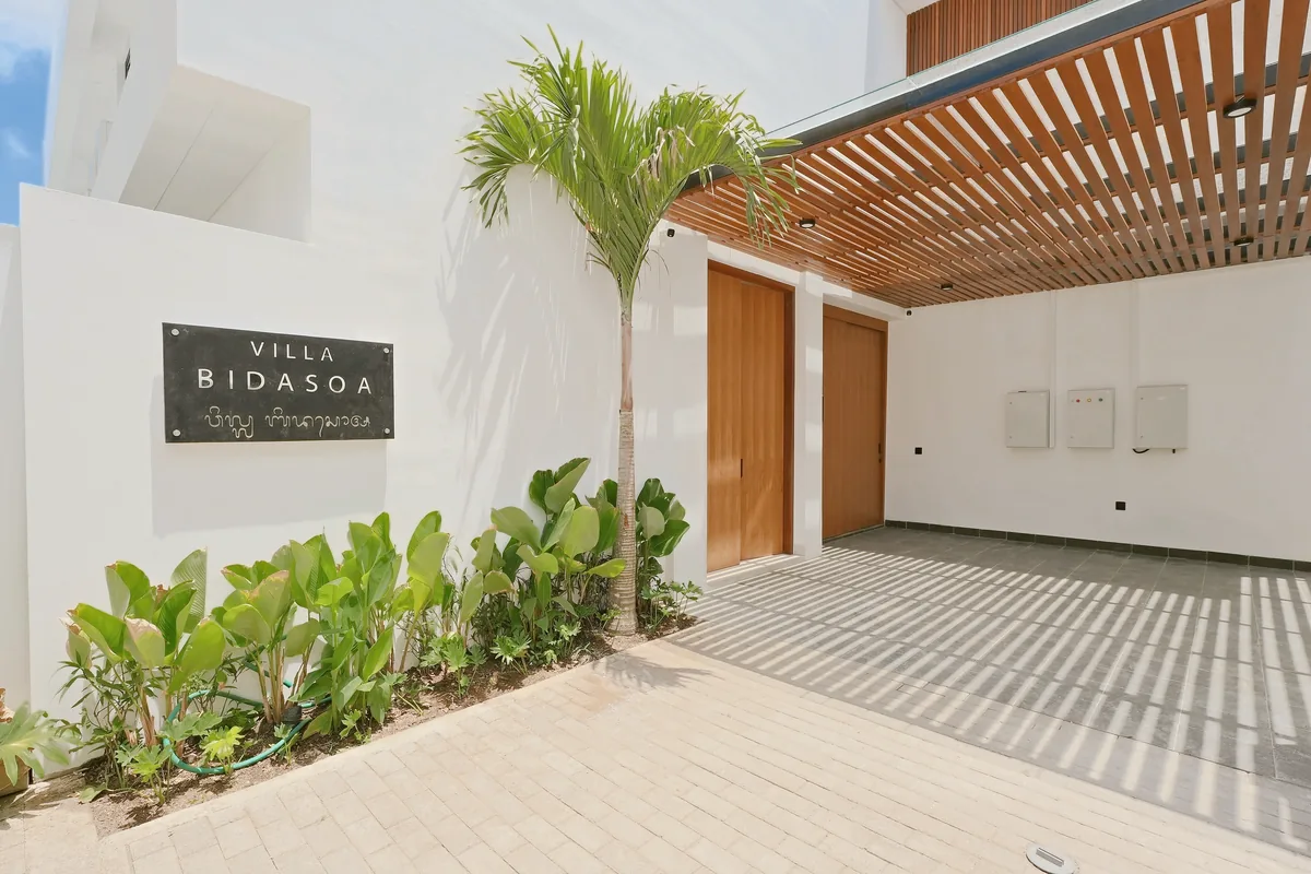 Pool & garden · The entrance